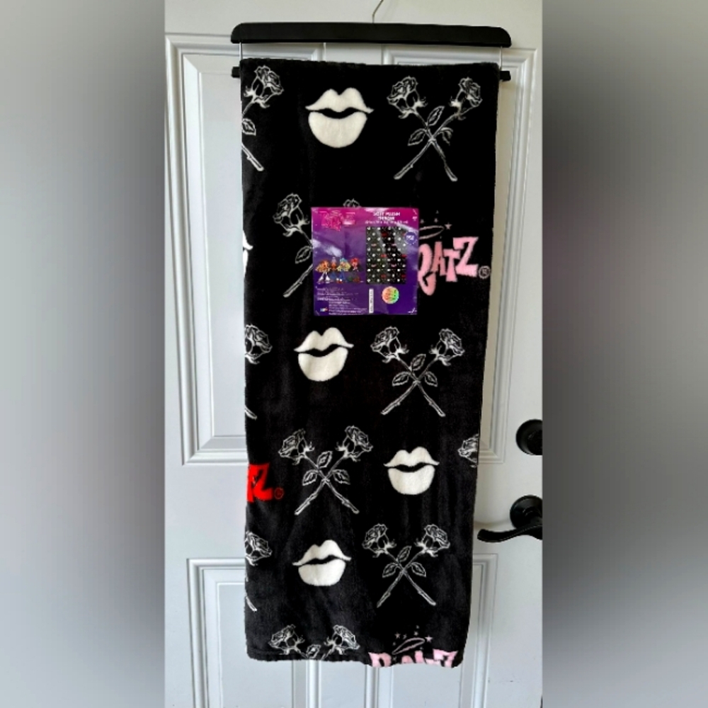 Bratz Lips & Roses Black Plush Throw Blanket Brand New